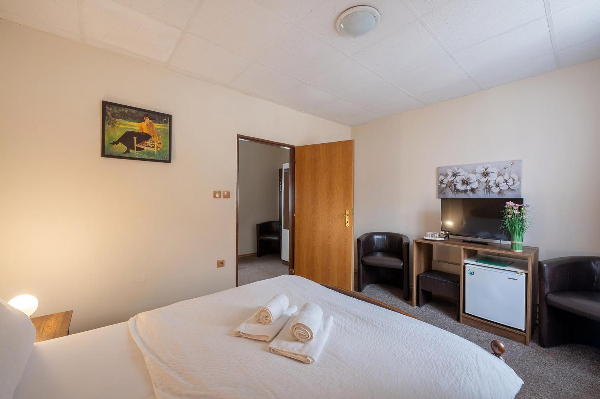 Rodinny Hotel Myslivna Trebon Exterior photo